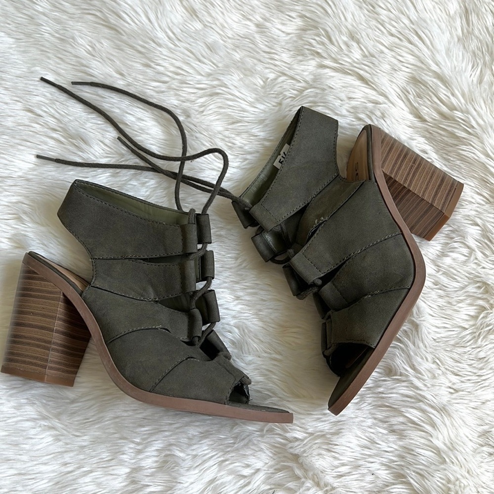 Green Sandals
Block heel 
Lace up